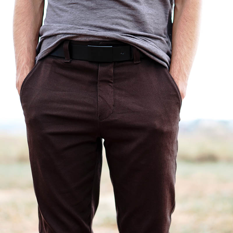 Men's Chino Pants,Papierschnitt,Wardrobe by me,Vorderansicht von dunkler Männerhose mit Taschen