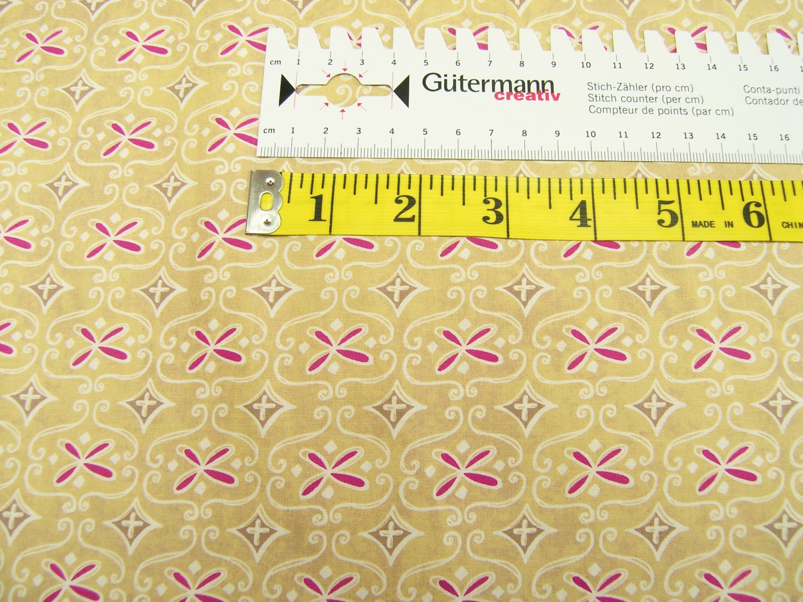 Clothworks Wild Wonder light gold medium geo Baumwoll Stoff