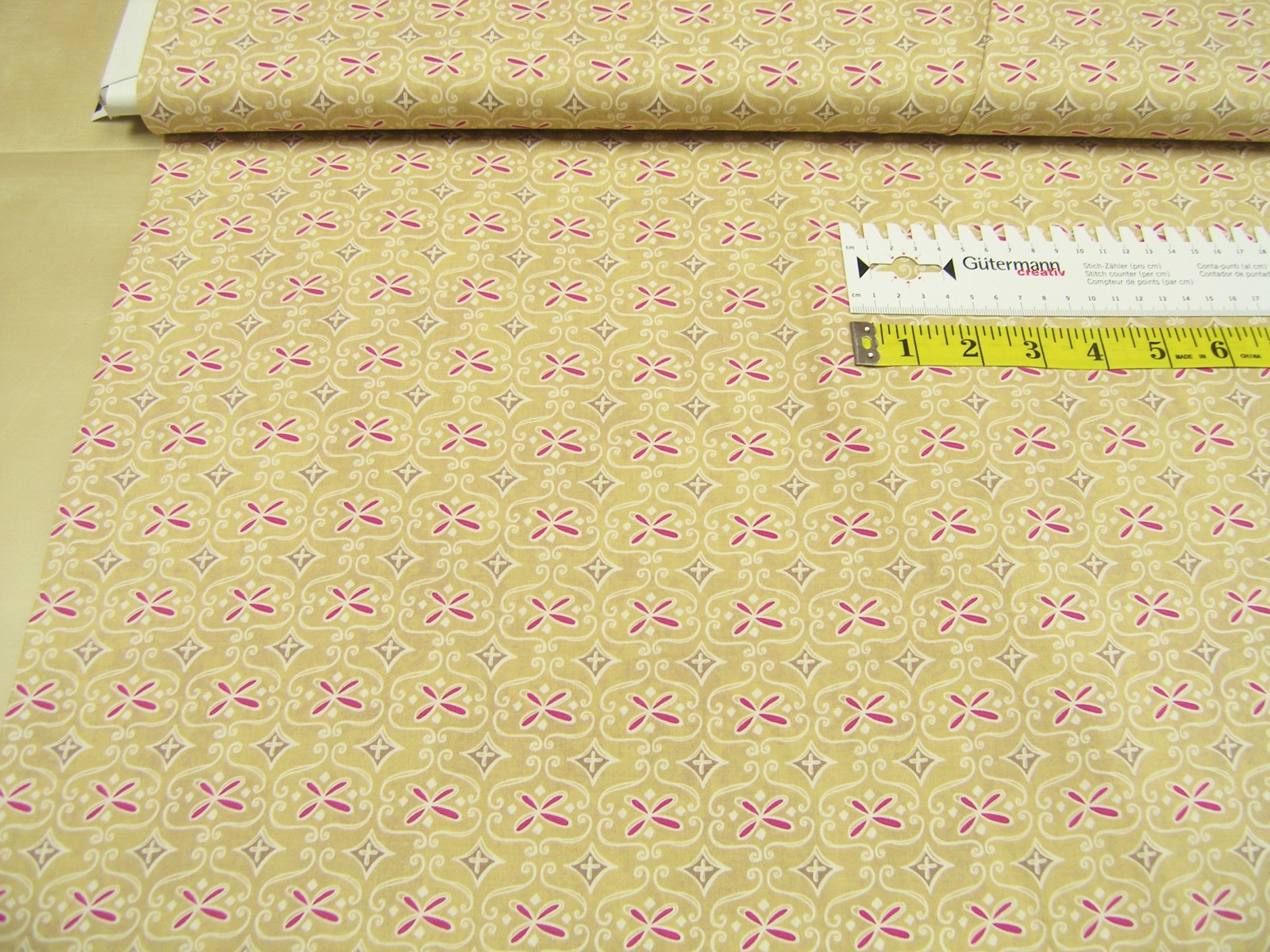 Clothworks Wild Wonder light gold medium geo Baumwoll Stoff