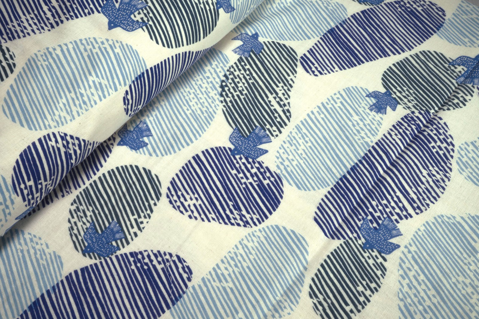 Kokka Trefle cucito fliegender Vogel in multi blau Double Gauze