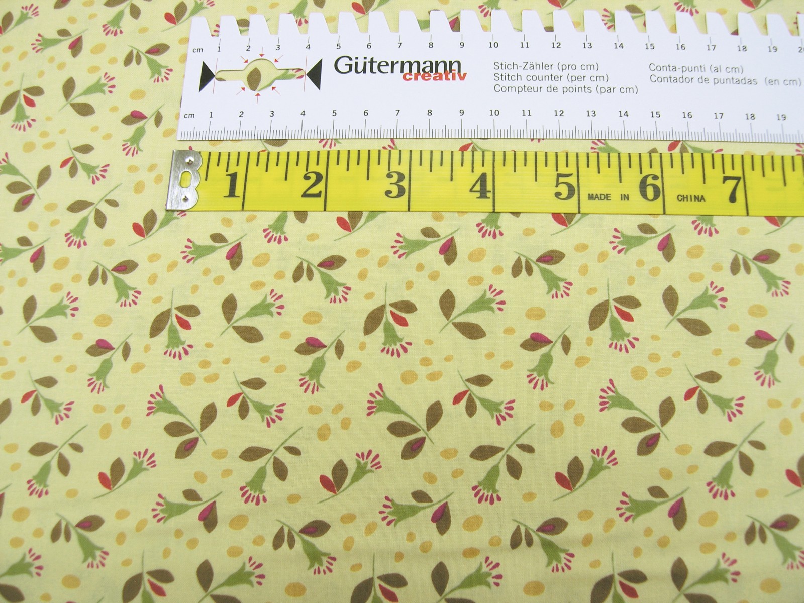 Clothworks Seedheads dark butter small flowers Baumwoll Stoff