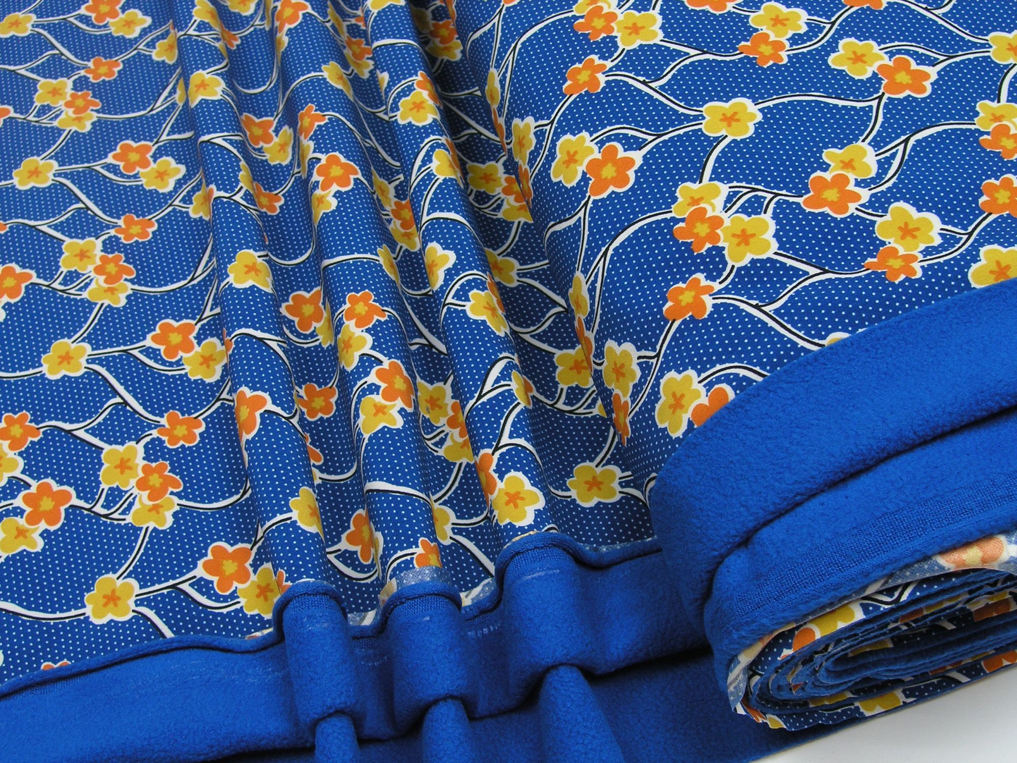 Softshell Blüten und Ranken auf blau