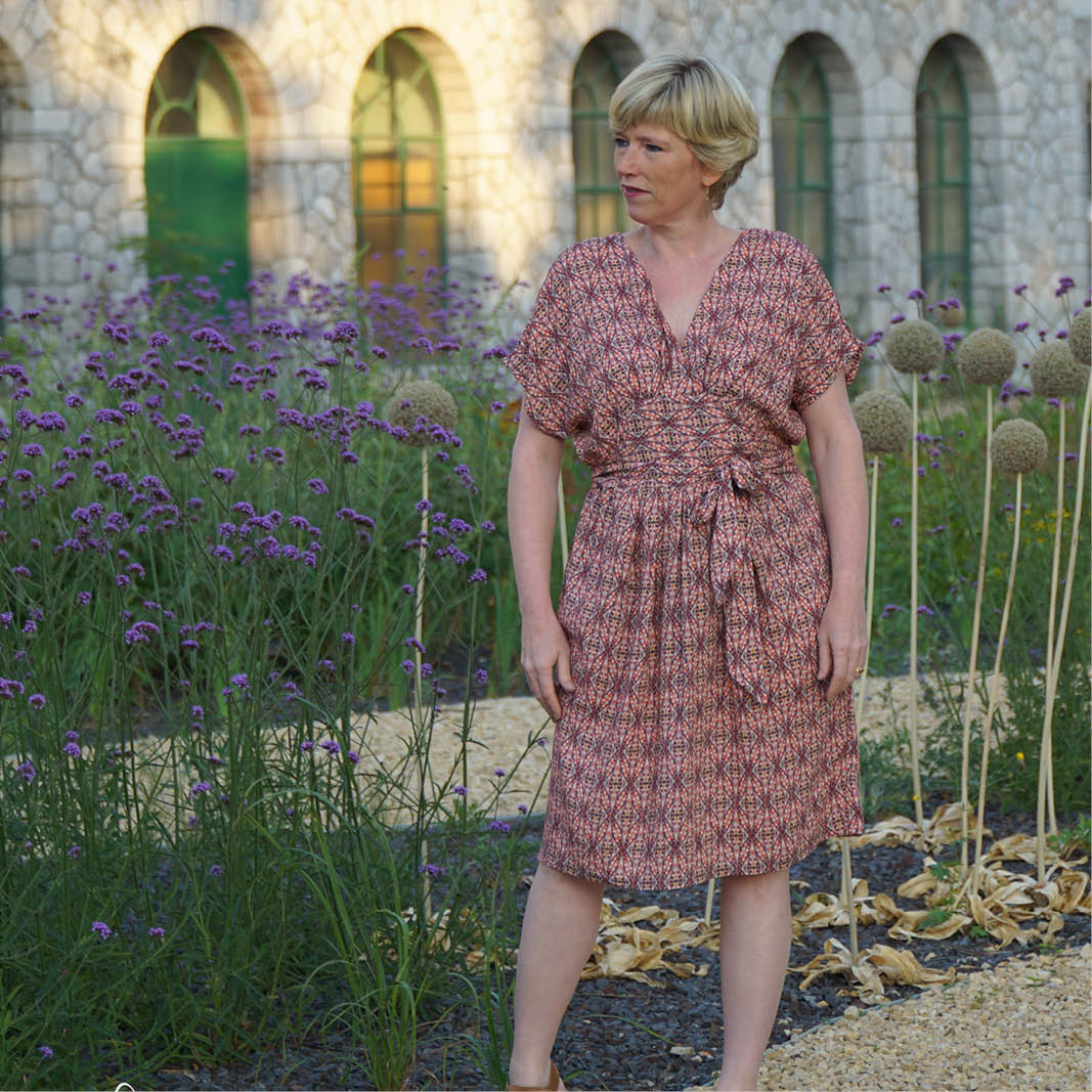 Akinori Dress,Papierschnitt,Wardrobe by me,Frau in gemustertem Kleid in Garten