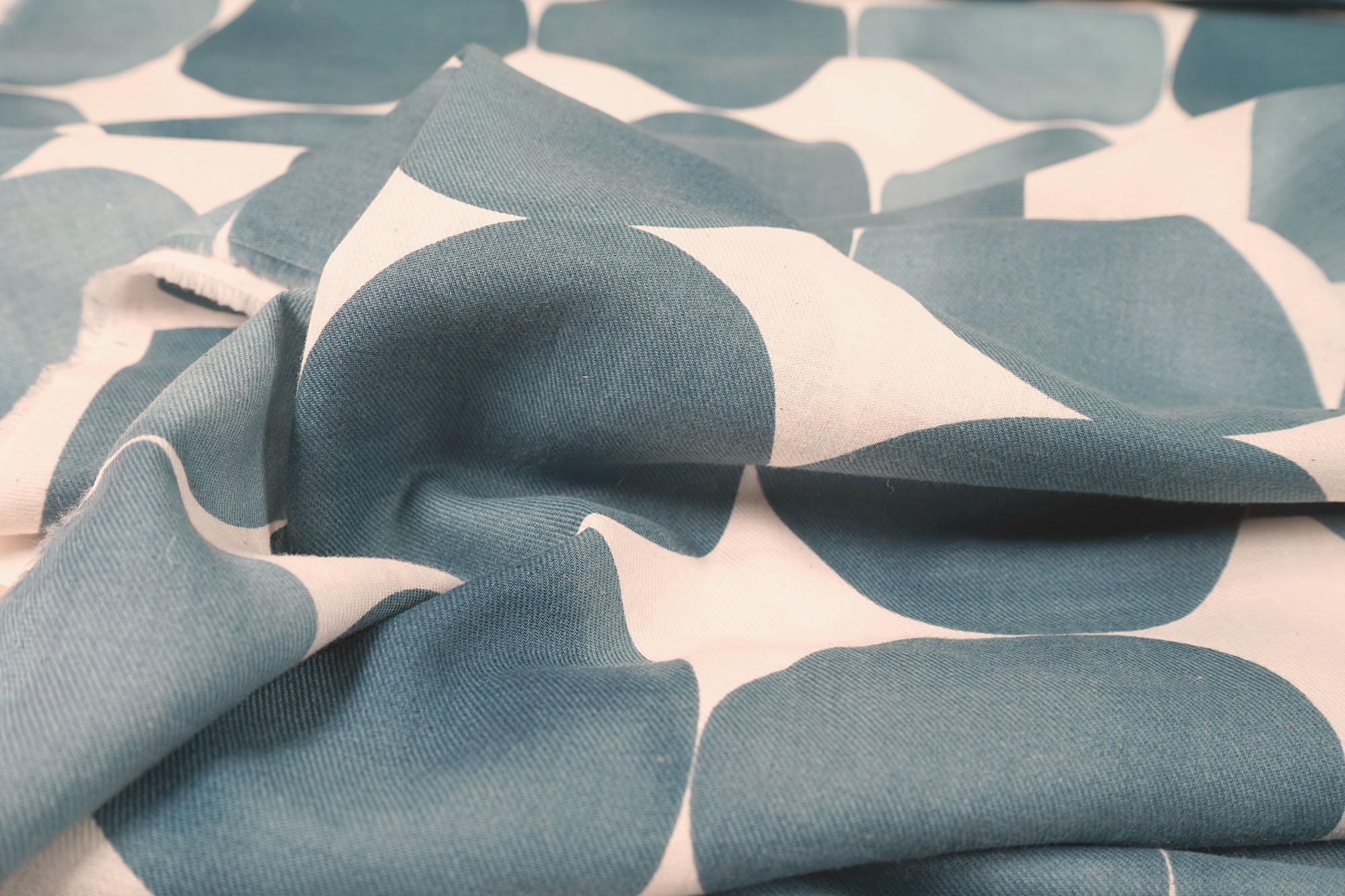 KOKKA • Big Blue Dots • Baumwoll-Leinentwill