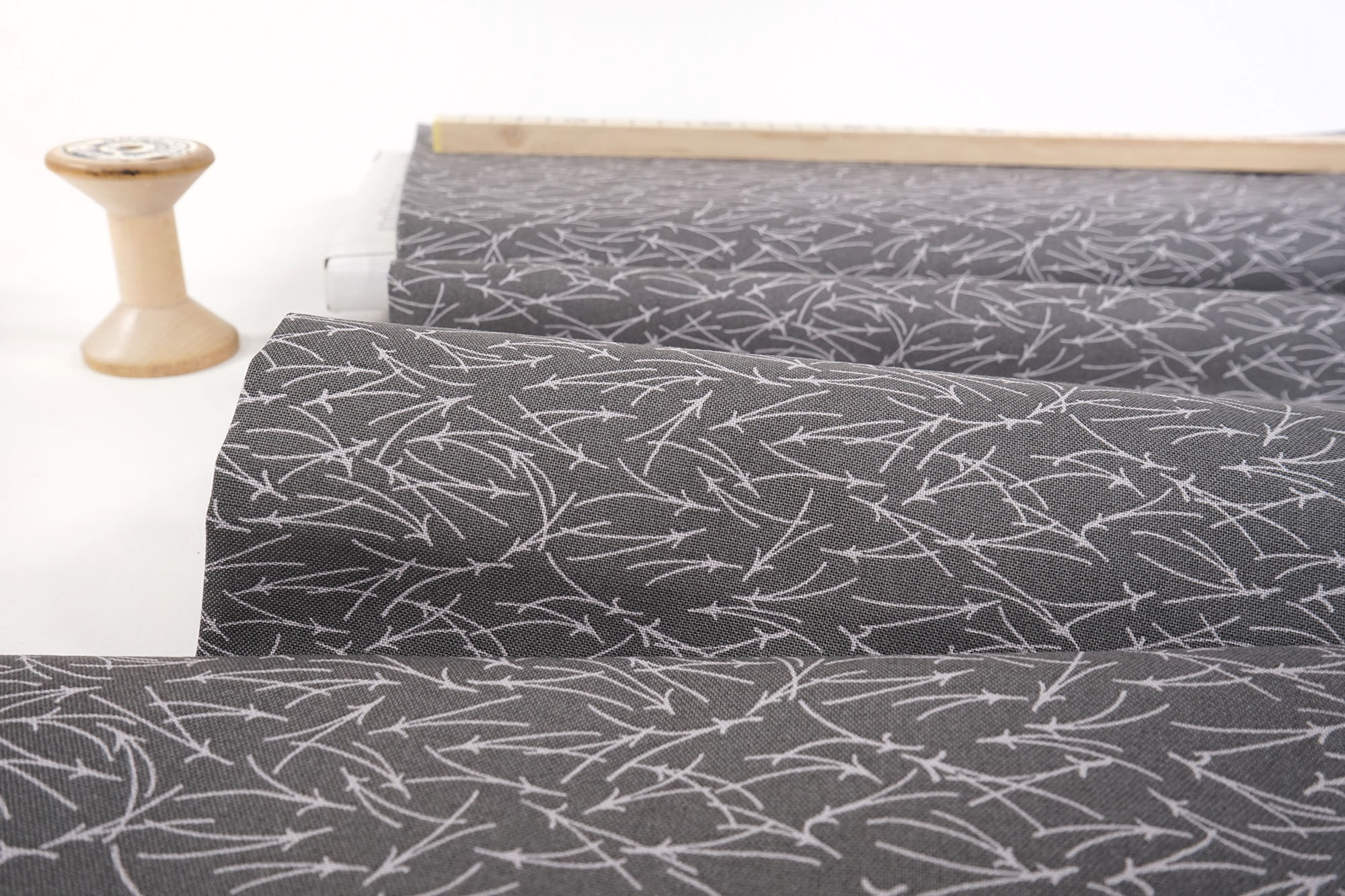 Quilters Combination • stilisierte Pfeile auf dunkelgrau
