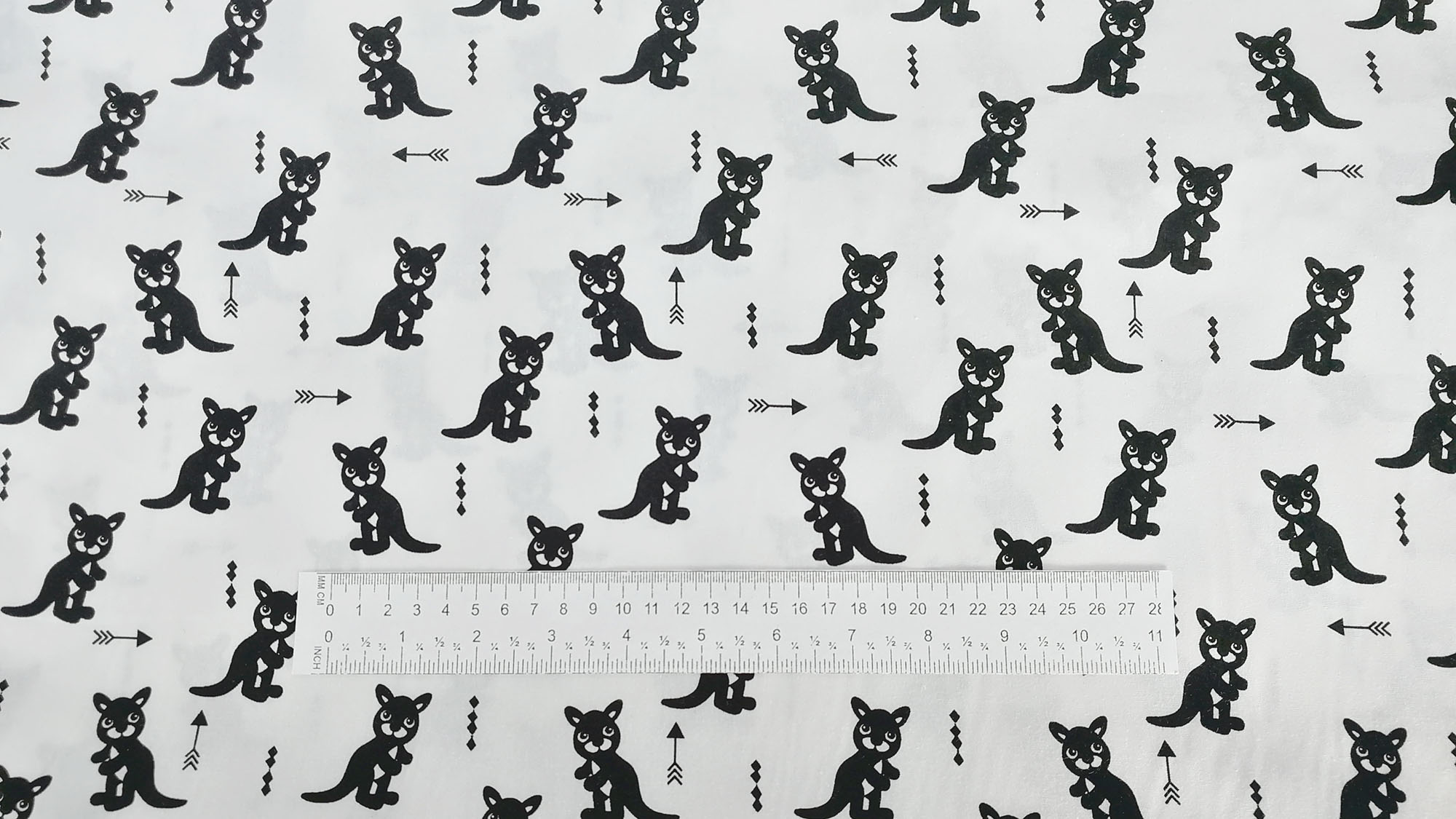 Baumwollstoff Popeline Känguru Pfeile schwarz auf weiß by Stenzo