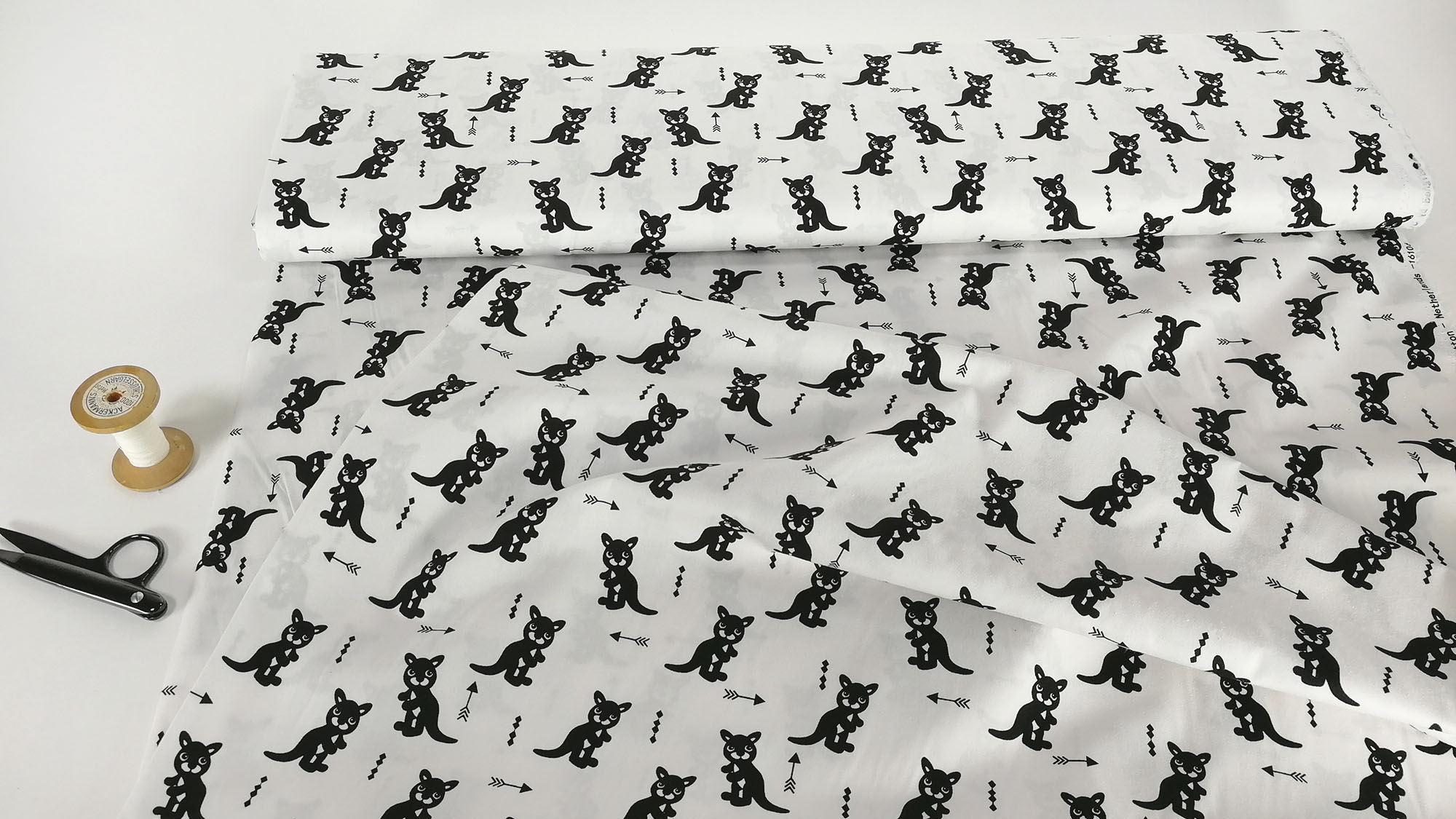 Baumwollstoff Popeline Känguru Pfeile schwarz auf weiß by Stenzo