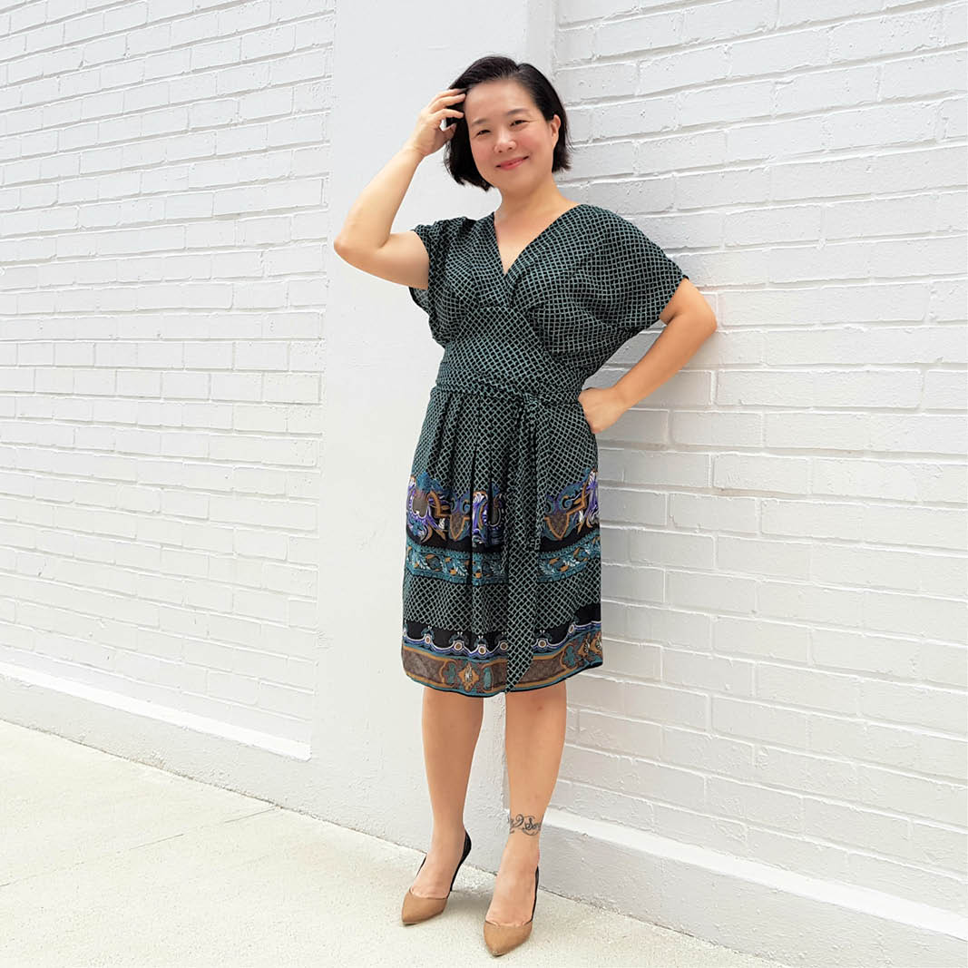 Akinori Dress,Papierschnitt,Wardrobe by me,Frau in Kimono Kleid vor Wand