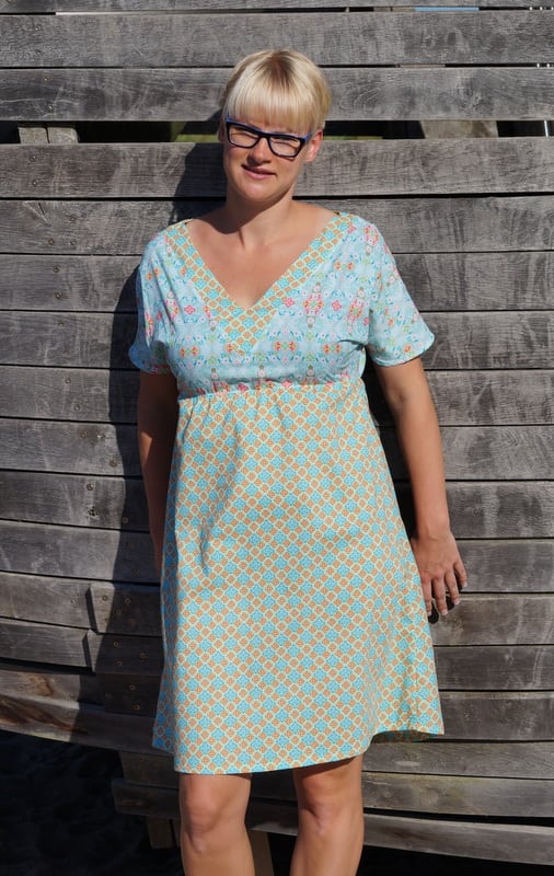 78 BREEZY.kleid,Papierschnitt,Leni Pepunkt,Frau mit blau gemustertem Kleid