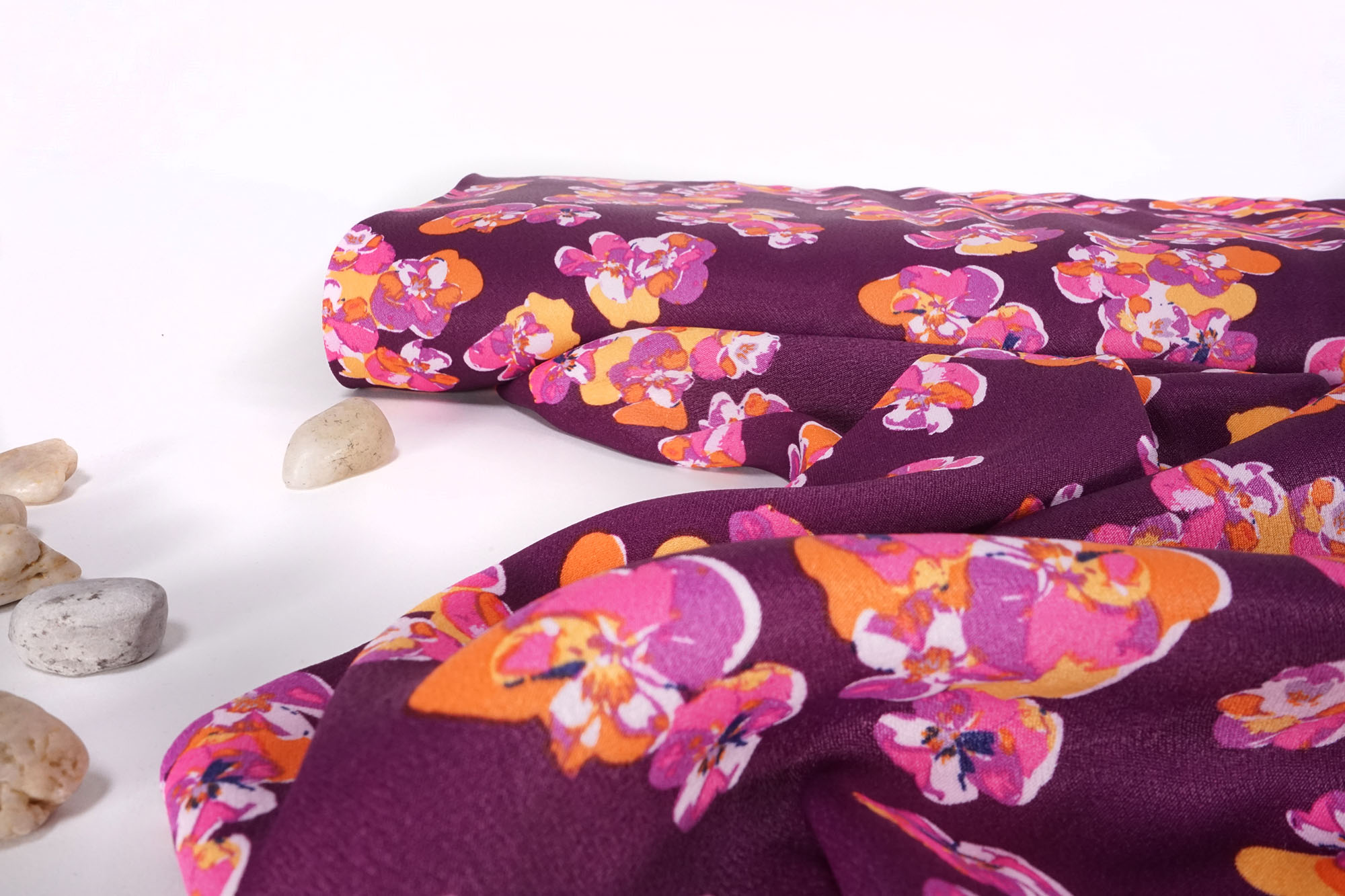 Viskosedruck Blüten auf violett by Milliblu’s