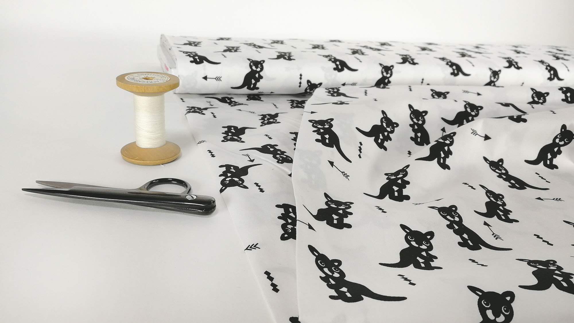 Baumwollstoff Popeline Känguru Pfeile schwarz auf weiß by Stenzo