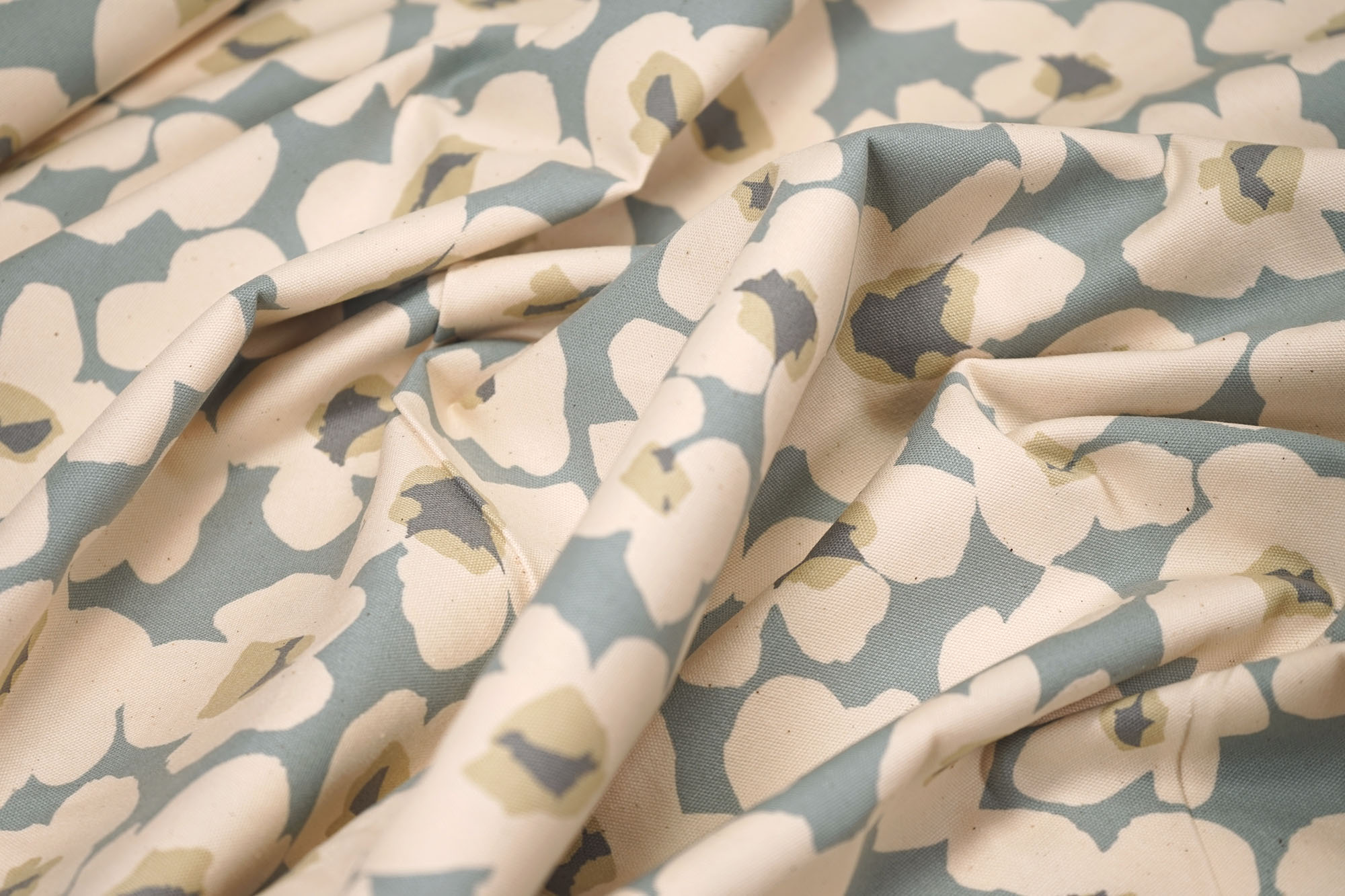 KOKKA • Linnea Flower • Oxford Fabric • Cream on Steel